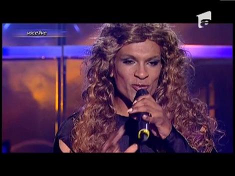 Mike Diamondz, pe tocuri, in pielea faimoasei Beyonce, pe scena "Te cunosc de undeva?"
