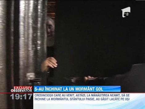 S-au inchinat la un mormant gol