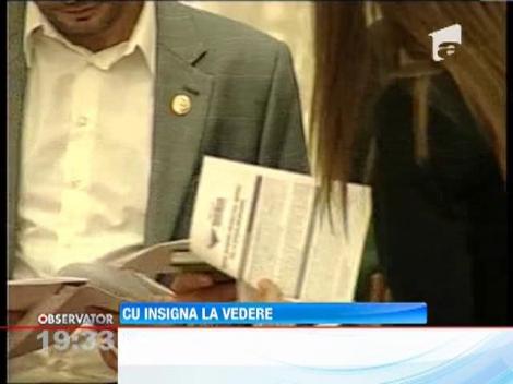 In Parlament, doar cu insigna tricolora la vedere