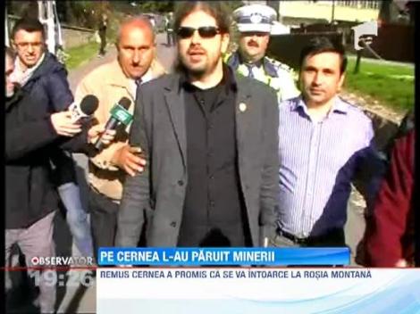 Deputatul Remus Cernea, huiduit si impins de minerii si sustinatorii proiectului Rosia Montana