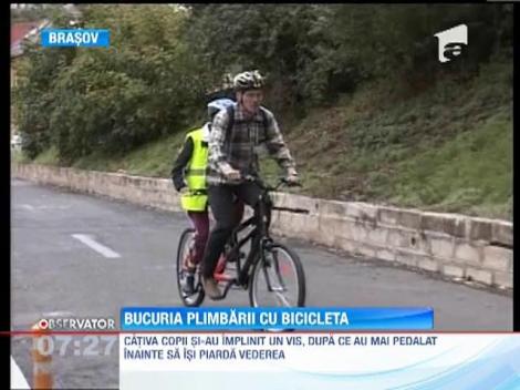 Copii nevazatori, bucuria plimbarii cu bicicleta