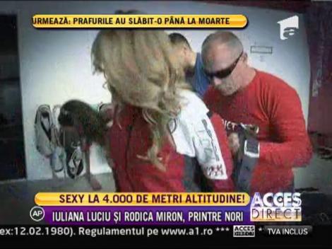 Sexy asistentele Iuliana Luciu si Rodica Miron au sarit cu parasuta!