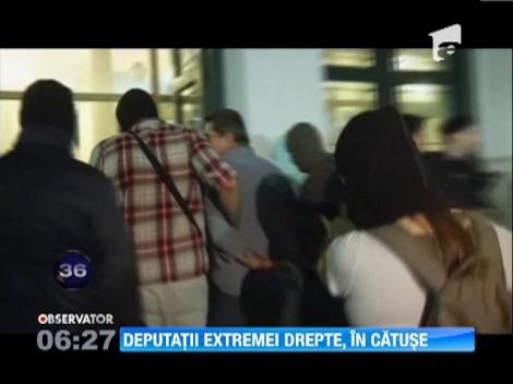 5 deputati din partidul de extrema dreapta Zorii Aurii din Grecia, in catuse