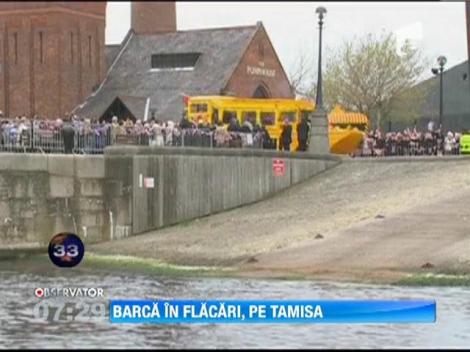 O ambarcatiune cu 30 de turisti la bord a luat foc pe raul Tamisa