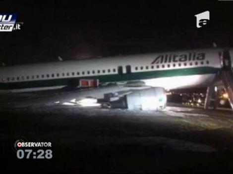 Roma: Un avion cu peste 150 de pasageri la bord a aterizat inclinat pe o parte