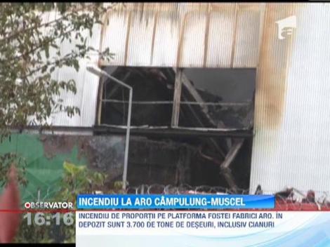 Incendiu la un depozit de deseuri de pe platforma Aro Campulung, unde sunt inclusiv cianuri