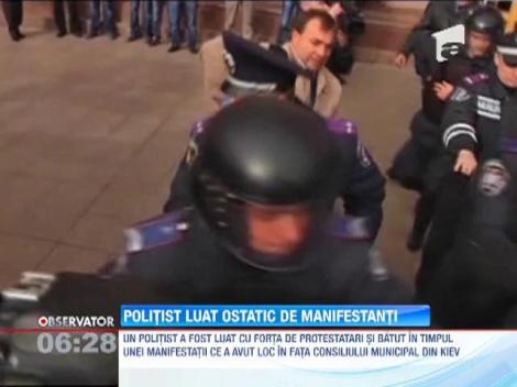 Un politist ucrainian, luat ostatic de manifestanti