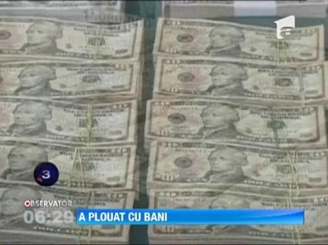 A plouat cu bani, in Bolivia! Politistii au recuperat un colet cu un milion de dolari, aruncat dintr-un avion
