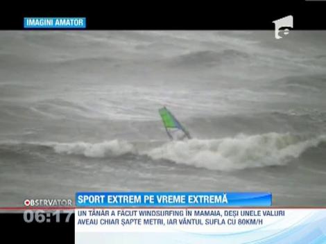 Amator de adrenalina! Un tanar a facut windsurfing in Mamaia, pe o vreme extrema