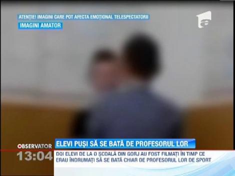 Elevi pusi sa se bata de profesorul lor, intr-o scoala din Gorj