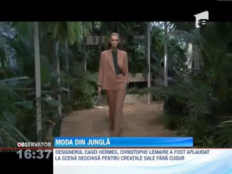 Casa Hermes a mizat pe o colectie de rochii in nuante de verde si gri, preyentate intr-un decor luxuriant