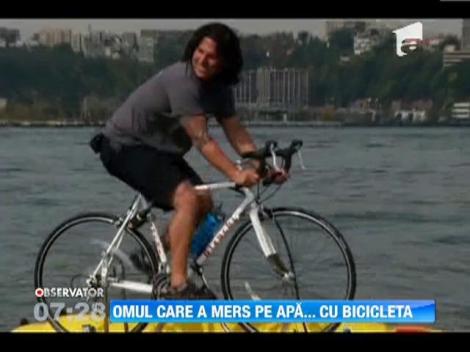 Un american a traversat un rau, pedaland cu bicicleta pe apa