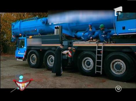 In numele Tatalui, al rotilor si al barei din fata! Macarale, sfintitele noastre macarale