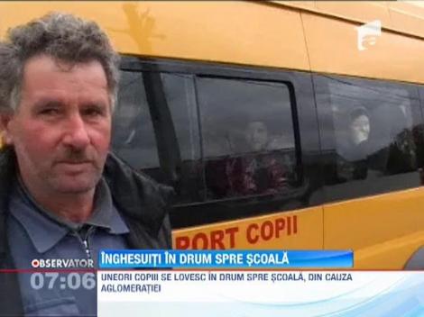 30 de copii inghesuiti intr-un microbuz de 16 locuri