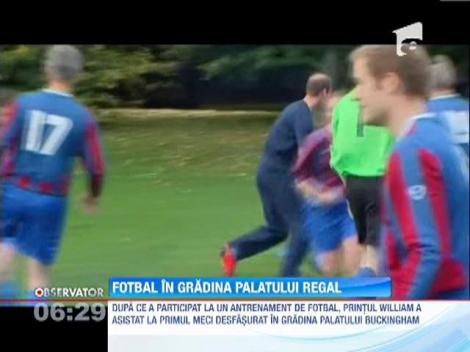 Printul William a jucat fotbal in curtea Palatului Buckingham