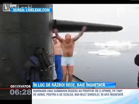 Baie cu caciula in cap! Cativa marinari din echipajul unui submarin rusesc s-au scaldat in gheata