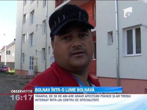 Un tanar bolnav psihic este tinut acasa de tatal sau