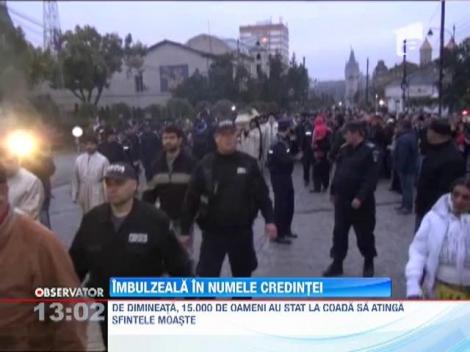 Mii de credinciosi au mers la Iasi sa vada Moastele Sfintei Parascheva si ale Sfantului Simeon