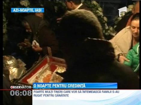 Peste 20 de mii de pelerini s-au strans la Racla Sfintei Parascheva si Moastele Sfantului Simeon