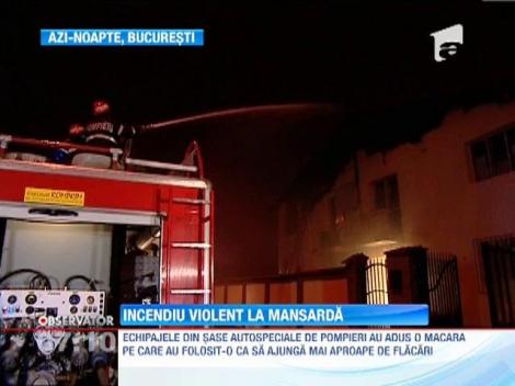 Incendiu puternic la mansarda unei cladiri din Capitala