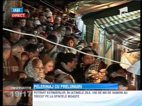 Moastele sfintei Parascheva vor mai ramane in curtea Mitropoliei de la Iasi