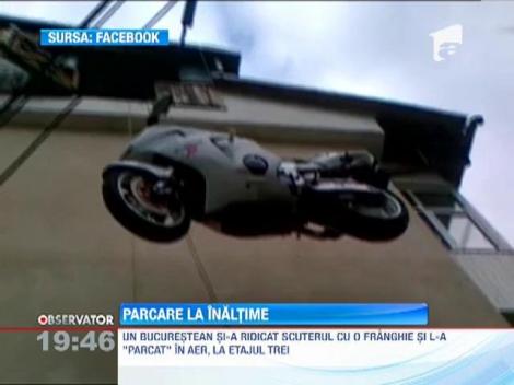 Ce parcare, ce stil! Un bucurestean isi "pune" scuterul la inaltime!
