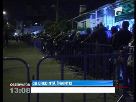 Peste 10.000 de credinciosi au asteptat sa atinga moastele cuvioasei Parascheva