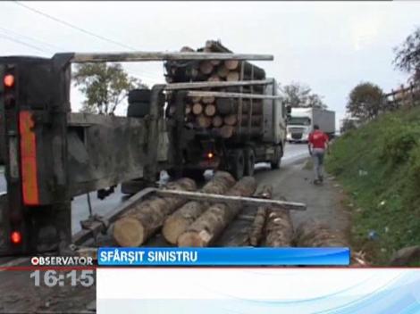 Doi oameni au pierit sub tone de busteni