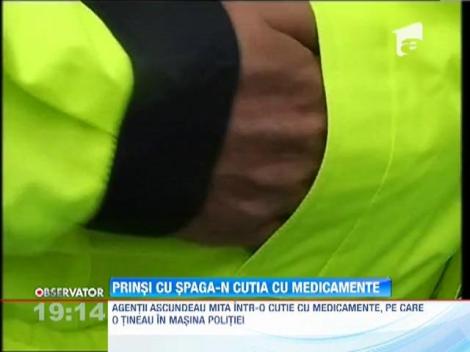 UPDATE / Politisti din Arad, prinsi cand primeau spaga