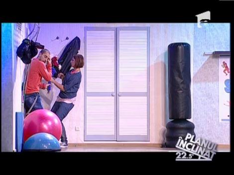 Partea 1 / Proba "Planul inclinat" - Vedetele din prima echipa au pus in scena piesa "Ora de sport"