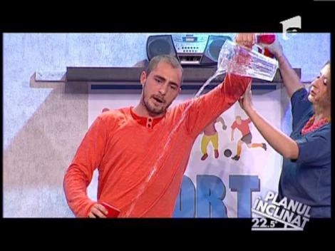 Partea 2 / Proba "Planul inclinat" - Vedetele din prima echipa au pus in scena piesa "Ora de sport"