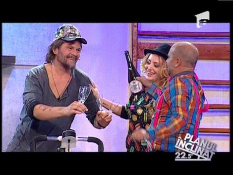 Partea 2 / Proba "Planul inclinat" - Vedetele din a doua echipa au pus in scena piesa "Lectia de dans"