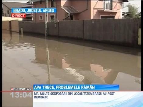 Mai multe gospodarii din localitatea Bradu, judetul Pitesti, au fost inundate