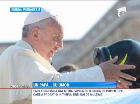 Papa Francisc a testat o casca de pompier