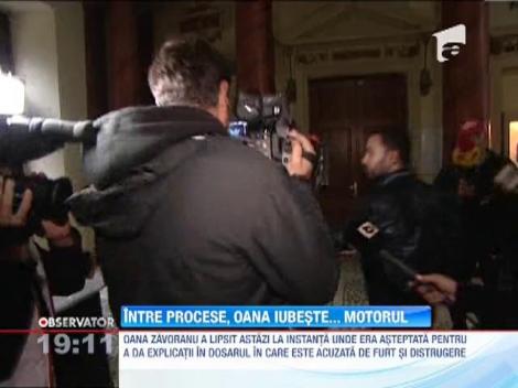 Oana Zavoranu s-a fotografiat pe o motocicleta a politiei