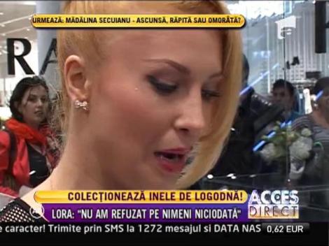 Lora are o colectie impresionanta de... inele de logodna