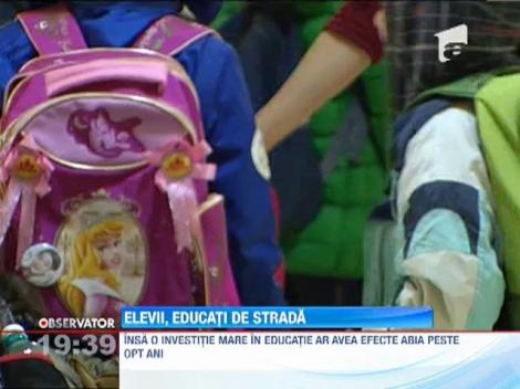 Elevii nu mai sunt educati de scoala si de parinti, ci de strada, anturaj si internet
