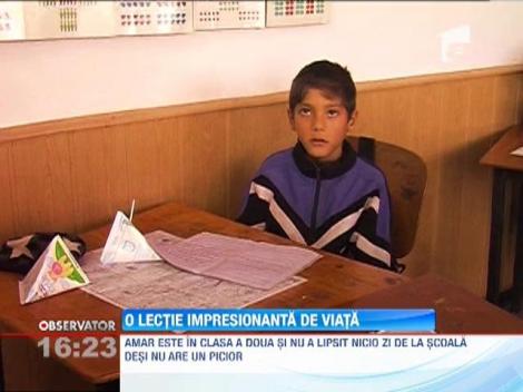 Amar este in clasa a doua si nu a lipsit nicio zi de la scoala desi nu are un picior