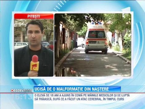 O eleva a ajuns in coma , dupa ce a facut un atac cerebral in timpul unui curs