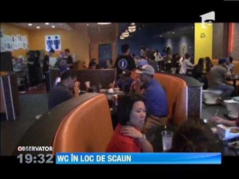 Toalete in loc de scaune, intr-un restaurant din Statele Unite