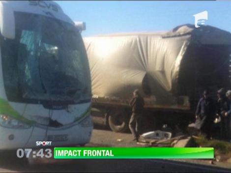 Autocarul vasluienilor, impact frontal cu un camion care transporta lemne!