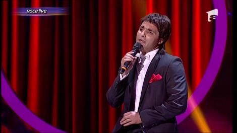 Cu un papion, o voce calda si o melodie pe masura, Pepe a furat inimile fetelor