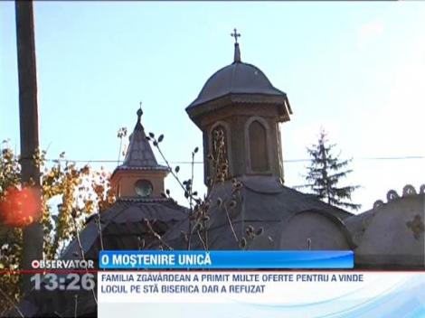 O familie din hunedorean Costesti are in curte o biserica din lemn