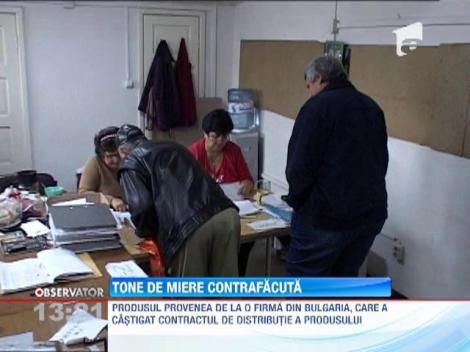 Tone de miere indoita cu apa si zahar, in Deva