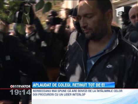 Seful BCCO Alba, acuzat ca ar fi favorizat o grupare infractionala, asteptat cu aplauze si imbratisari de politisti