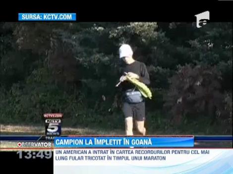 Un american a intrat in Cartea recordurilor pentru cel mai lung fular tricotat in timpul unui maraton