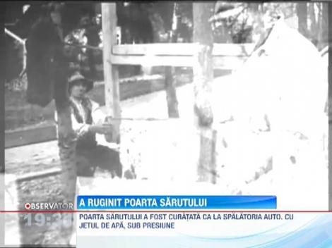 Poarta Sarutului a ruginit!