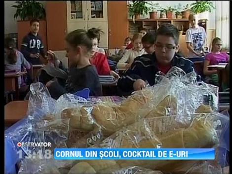 Ingrijorator! Cornul primit de elevi in scoli, un cocktail de E-uri