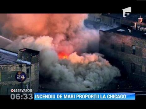 O cladire industriala din Chicago, devastata de un puternic incendiu