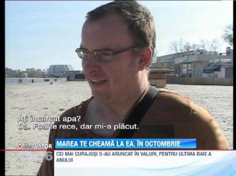 A venit vara la mare! Cei mai curajosi au facut chiar si o baie